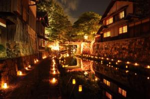 近江八幡市近江の町家 門的一群蜡烛在建筑物的一侧