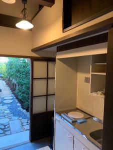 近江八幡市近江の町家 門的厨房配有水槽和卫生间。