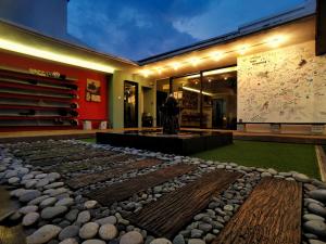 怡保Beds In Garden Hostel的地面上展示岩石的建筑物