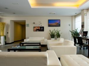 斯泰扎诺佩加索艾若波特美居酒店的客厅配有白色家具和桌子