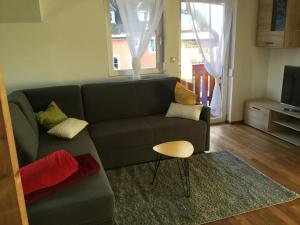RantenHaus Ranten 105的客厅配有沙发和桌子