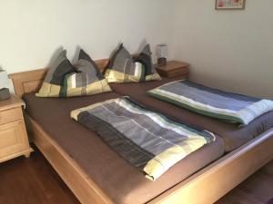 RantenHaus Ranten 105的卧室内的两张床、毯子和枕头