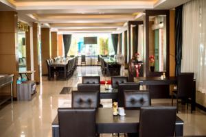Ban Bang Phli Yai蓝天机场酒店的一间带桌椅的餐厅和一个大堂