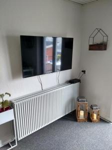 斯楚厄Bed and Breakfast i Struer的客厅的墙上配有平面电视。