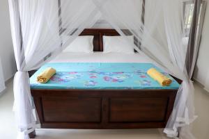 米瑞莎Sakura Calm Rest的一间卧室配有一张带天蓬的床