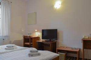 弗里代克-米斯泰克拉罗萨酒店的客房设有两张床和一台平面电视。