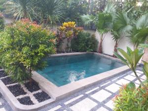 甘地达萨Villa Karma Candidasa的花园内的游泳池