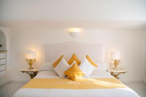 波西塔诺Villa Yiara的一间卧室配有一张带两张桌子和两盏灯的床。