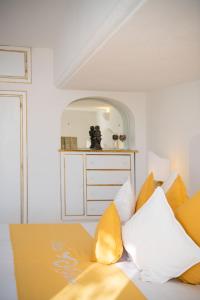 波西塔诺Villa Yiara的客房配有一张带黄色和白色枕头的床。