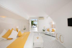 波西塔诺Villa Yiara的白色的客房配有床和沙发