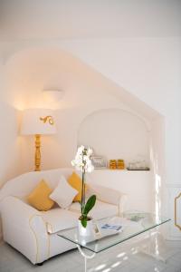 波西塔诺Villa Yiara的客厅配有白色沙发和玻璃桌