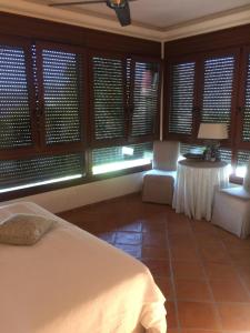 拉海瑞德拉villaquinta的卧室配有床、桌子和窗户。