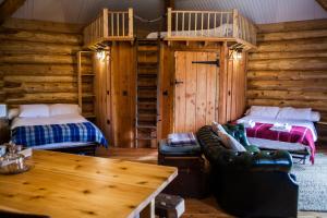 Coed y Marchog Woodland Retreat客房内的一张或多张床位