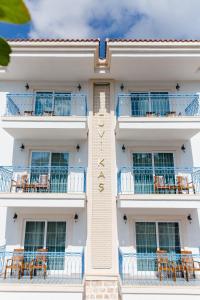 卡斯Luvi Kaş Otel - Adults Only (+16)的一座设有蓝色阳台和椅子的建筑