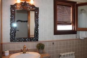 卡皮雷拉Apartamentos Rurales Rosendo: "La Pimienta"的一间带水槽和镜子的浴室