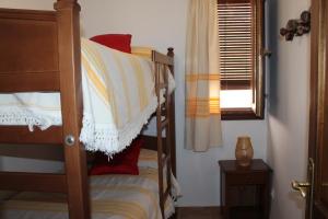 卡皮雷拉Apartamentos Rurales Rosendo: "La Pimienta"的一间卧室设有两张双层床和一扇窗户。