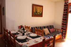 卡皮雷拉Apartamentos Rurales Rosendo: "Don Pedro de Noche"的一间带桌子和沙发的用餐室