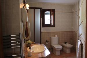 卡皮雷拉Apartamentos Rurales Rosendo: "Suite Veleta"的一间带水槽和卫生间的浴室
