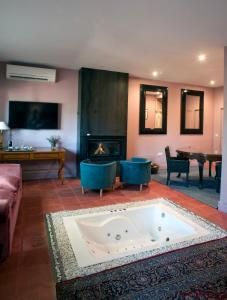 昆卡派纳精品酒店的客厅设有热水浴缸和壁炉