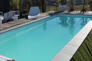 佐内贝克阿布罗狄B＆B住宿加早餐酒店的庭院里的一个蓝色海水游泳池