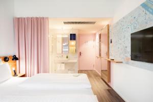 维也纳维也纳沙尼酒店的酒店客房设有两张床和一台平面电视。
