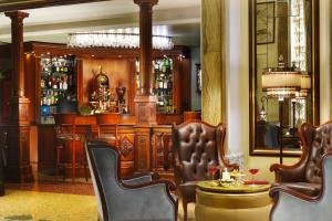 热那亚萨沃亚大酒店的一间酒吧,里面摆放着椅子和桌子