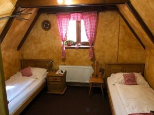 KajlovecAreal Salas的小型客房 - 带2张床和窗户