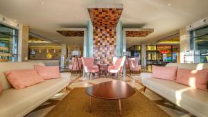 奥良里尔滨海酒店及水疗中心的带沙发和桌椅的客厅