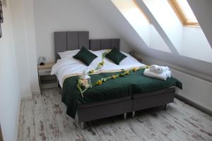 苏瓦乌基Azymut的一间卧室,床上放着鲜花