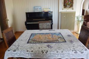 巴登Zeitreise-Ferienhaus的一张桌子,上面有桌布,还有一架钢琴
