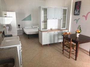 加利波利Appartamenti La Spiaggia的一个带桌子和床的小厨房