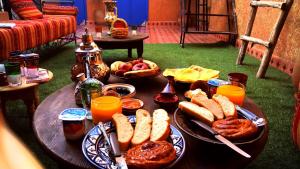 马拉喀什Be Nomad的餐桌上放有食物和橙汁