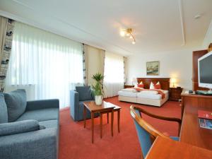 巴特维塞奎勒霍夫酒店的客厅配有沙发和1张床