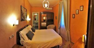 因普鲁内塔贝拉维斯塔因普鲁内塔酒店的卧室配有一张白色大床