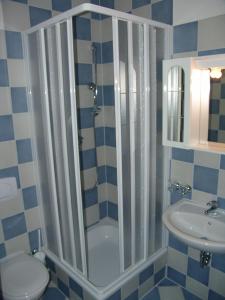 巴贝Apartments Villa Seeblick的带淋浴、卫生间和盥洗盆的浴室