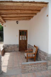 蒂诺加斯塔萨尔瓦多佐罗格里斯山林小屋的门廊设有长凳和木门