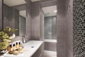 巴黎圣日耳曼区贝莱酒店的浴室配有白色浴缸和水槽