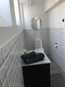 斯塔德Charmigt i centrala Ystad的一间带水槽和镜子的浴室