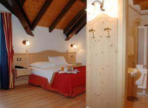 费拉迪普利米罗Hotel Cant del Gal的一间卧室配有一张床,浴室设有水槽