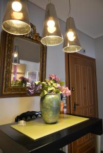 塞萨洛尼基Chic & Cozy Apartment的花瓶,桌子上有两个灯