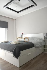 塞萨洛尼基Chic & Cozy Apartment的白色卧室配有一张带白色橱柜的大床