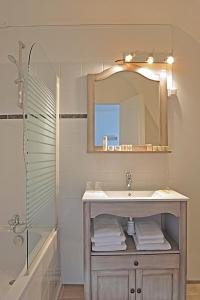 CoingsLA PROMENADE的一间带水槽、镜子和淋浴的浴室