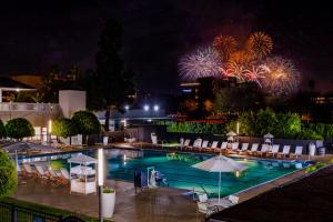 安纳海姆阿纳海姆酒店的夜间游泳池,背景烟花
