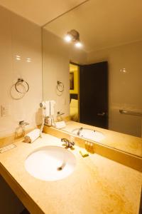 利马卡萨苏维酒店的一间带水槽和大镜子的浴室