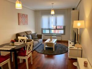奥维多Apartamento Europa Prados - Atenea的客厅配有沙发和桌子