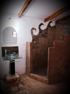 圣佩德罗·德·阿塔卡马Lodge Don Felix的客房内设有带水槽和台面的浴室