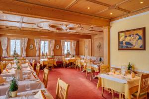 圣加伦基希扎芒斯皮茨山地Spa酒店的一间在房间内配有桌椅的餐厅