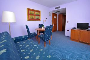 波弗加纳卡斯特尔别墅酒店的酒店客房设有沙发、椅子和桌子。