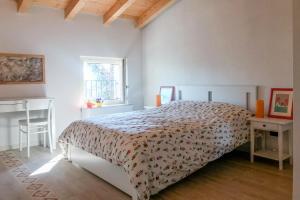 维罗纳Agriturismo Croce del Gal的白色的卧室设有床和窗户