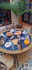 拉巴特Riad Jbara的一张有蓝色和黄色食物板的桌子